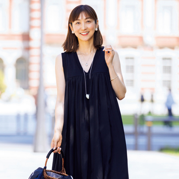 【50代絶対ほめられる服】お呼ばれには頼れる“洗練モノトーンコーデ”！ ディテールや小物使いでおしゃれ度アップ