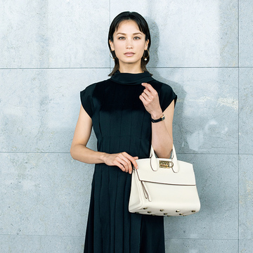 ビジネスウェアに華やかさを！黒ワンピに映える「フェラガモ」の白バッグ