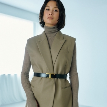 トッズのベルトでトレンドのジレコーデにクラス感を添えて