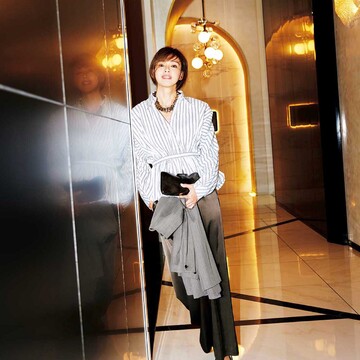 年末の特別な再会に華を添えてくれる！友達に"おしゃれな人”と思われる「構築フォルムのペプラムブラウス」