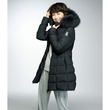富岡佳子さんがまとう冬の名品「TATRAS」ミドル丈ダウン、「Paraboot」マウンテンブーツ