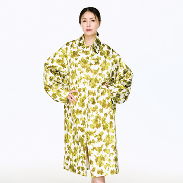 【井川遥の華リュクスな春コーデ】「マイケル・コース」のボタニカルプリントコートで遊び心を楽しむ