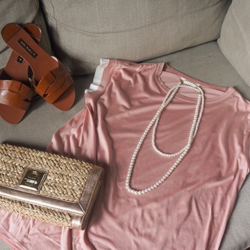 大人に似合うダスティピンクのTシャツ