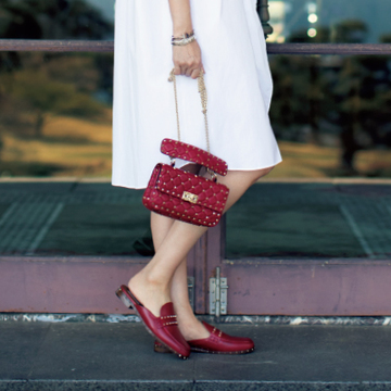 着こなしの決め手は足もと！　マイクロスタッズをあしらったVALENTINO GARAVANIのサンダル