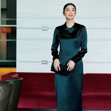 光沢感が美しい上質なワンピースは会食シーンにぴったり【NEOエグゼスタイル】