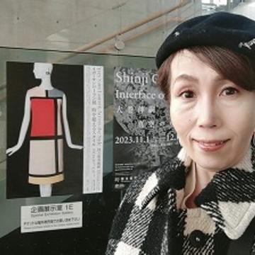 「イヴ・サンローラン展 時を超えるスタイル」へ