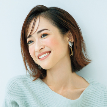 脱ブラウンが新鮮！色で遊んで目ヂカラとしゃれ見えをかなえる「グラデしないアイメイク」【大人キレイな春新色コスメ】