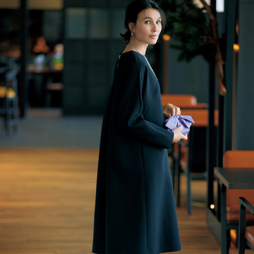 絶妙なAライン&着丈でスタイルアップがかなう黒ワンピース【大人を素敵に見せるワンピース】