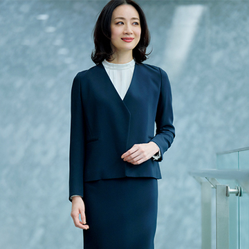 「エストネーション」のスーツで、清潔感と柔らかさを【母らしく装う日は、“ネイビー”一択】