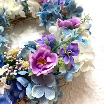 玄関に飾る季節のリースは、いつでも綺麗なアーティフィシャルフラワーで楽しみましょ。