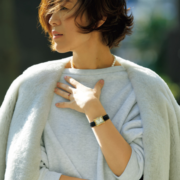 スウェットにパールをしのばせ、こなれ感＆女っぽさを上昇！【大草直子さんのフェミニンスタイル】