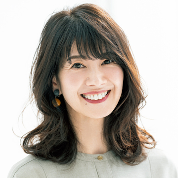 ダメージレスでやわらかい質感の毛流れがかなうミディアムヘア【50代髪型・ヘアスタイル】