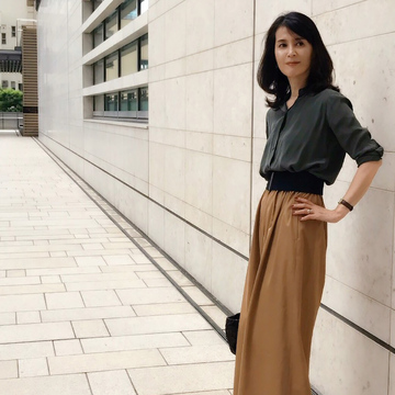 秋コーディネートにシフトするなら、カラーや小物の力を借りて