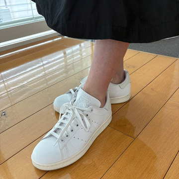 【エクラ編集部の愛用スニーカー】ホテルランチなどシーンを選ばず履ける。白、グレー、黒のスニーカーが使える！