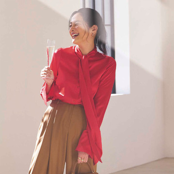 年末の高まる気分に合わせて着たい！色鮮やかな赤の「サテンシャツ」でパーティの主役に