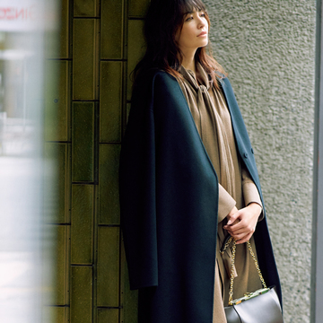 ワンピース×黒コートで凛とした女性らしさを演出【黒のitコートコーデ1】