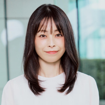 美ロングを引き立てるのは、髪のツヤを引き出すヘアカラー【40代・50代髪型】