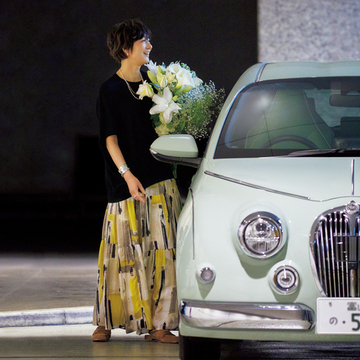 【富岡佳子のドライブスタイル】華やかなプリントスカートでミツオカのビュートストーリーに