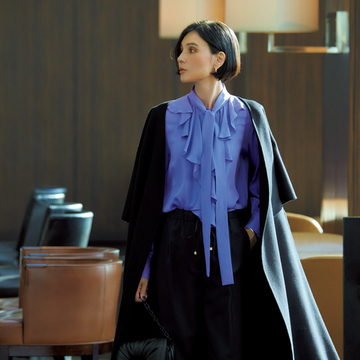 【印象派トップスとパンツでドレスアップ】首もとからラッフルフリルを優雅に効かせたブラウスを主役に！