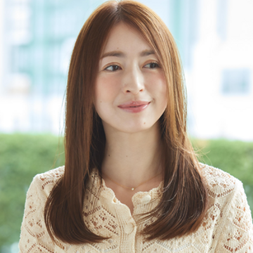 極細のハイライトカラーを味方につけてロングの白髪をおしゃれにカバー！【50代髪型・ヘアスタイル】