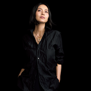 【中谷美紀】ブラックシャツから覗くデコルテをCDイニシャルのネックレスで彩って