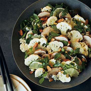 【冬のおもてなしレシピ】生野菜たっぷり！真藤舞衣子さんの「カリフラワー、マッシュルーム、ゴルゴンゾーラのサラダ」