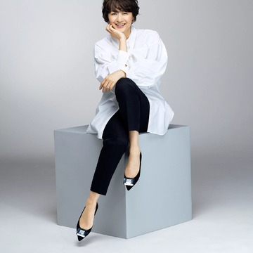 富岡佳子さんがまとう「Gianvito Rossi」ビジューつきフラットシューズ