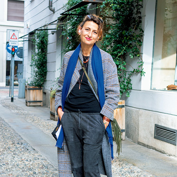 小物使いも秀逸！ミラノマダムの品漂うカジュアルコーデ【世界のマダムのリアル愛着服】