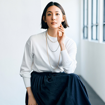 【大人の着やせルール】ロングネックレスの重ねづけで顔映りもすっきり