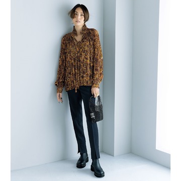 スタイリスト森慶子さんセレクション「L’UNE」のブラウスとパンツ、シックな上質アイテムで過ごす冬