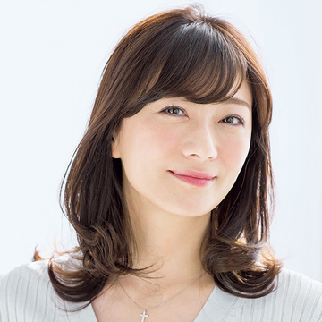 顔のたるみをカバー！ 自然な華やか見えを叶えるミディアムヘア【50代髪型・ヘアスタイル】