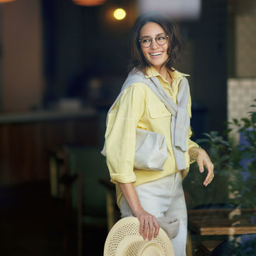 厚手コットンのレモンイエローシャツでこなれた着こなしに！【かっこよく着映える「きれい色」コーデ】