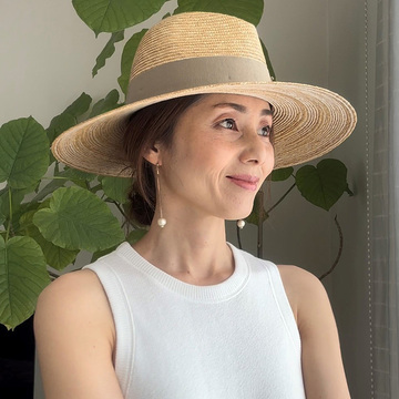 【これが正解！50代の帽子がこなれて見えるヘアアレンジ#1】中折れハット×シニヨンですっきり抜け感を