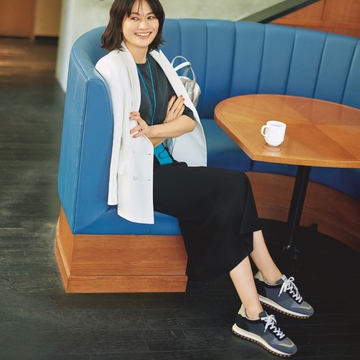 配色スニーカーの色を拾ったコーディネートでオフィスカジュアルの洗練度を高める。気温24℃｜6/25(水)【50代の毎日コーデ】