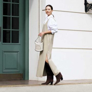 シンプルな中にも大人の色香が漂う「スリットワンピース」コーデ