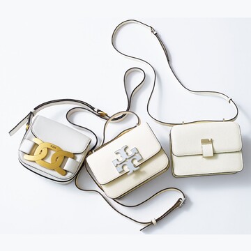 【50代に似合う白】アイコンモチーフをあしらった小さなスクエアの白バッグが、全身のしゃれ感をアップ