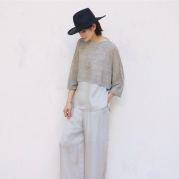 質感の異なるグレーを重ねて晩夏にちょうどいい爽やかなレイヤードコーデに。最低気温26℃｜8/20(水)【50代の毎日コーデ】