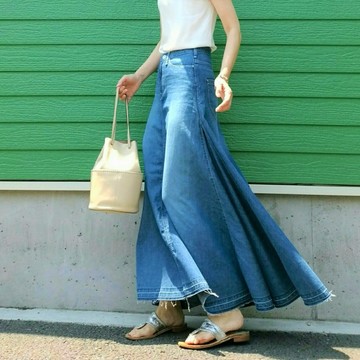 ドラマティックなデニムスカート