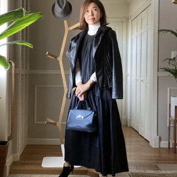 黒ワンピースのコーデ