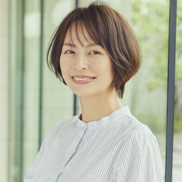 抜け感のある前髪で、シンプルなショートボブの鮮度を上げる【50代髪型・ヘアスタイル】