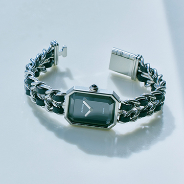 「シャネル」のプルミエール ロックで、腕時計に大人だからこその遊び心を