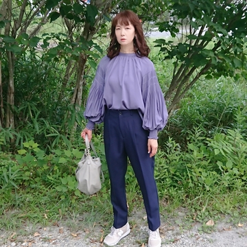 「きれいめテーパード」× フェミニンブラウス    