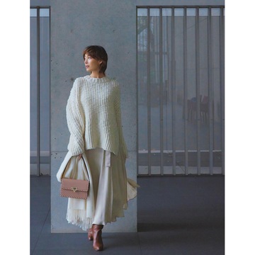 ニュアンスのある白色で、春の空気を感じるしなやかな美しさを手にいれる。最低気温9℃｜3/27(水)【50代の毎日コーデ】