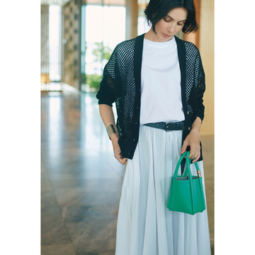 モードな黒カーディガンで、お盆休みは活動的なのにしゃれ感たっぷりのスタイルに。気温30℃｜8/14(月)【50代の毎日コーデ】