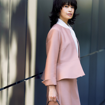 女性らしい華やかな印象をつくる「ストラスブルゴ」のノーカラージャケット