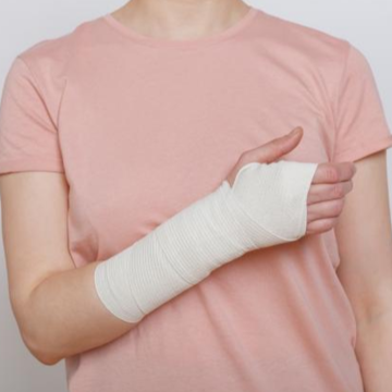 〈えっ、こんなことで？更年期からの骨折 Vol.1〉50代からの「ちょっとしたことで骨折」はなぜ起こる？【小田ユイコのいつもどこかが調子悪い#4】