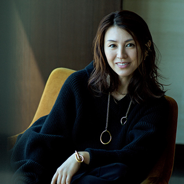 この冬は黒のざっくりニットに「大ぶりゴールドジュエリー」をあわせたい気分【雨宮塔子パリに住むJマダムの美学】