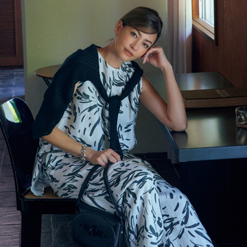 【大人に必要な着映えセットアップ】モノトーンのリーフ柄プリントでドレスアップ感が倍増