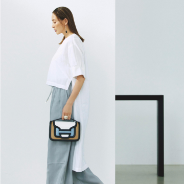 シアーパンツの繊細なムードをきっぱりした白のトップスでモードに引き上げる。気温28℃｜7/14(月)【50代の毎日コーデ】