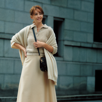 最旬トレンドを押さえたトラペーズスカートは、ワントーンで優しげに【この秋、端正なスカート】